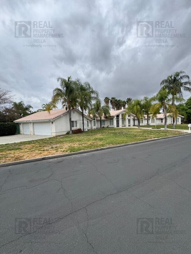 Foto del edificio - $750 MOVE-IN SPECIAL DISCOUNT AVAILABLE! Luxury Living Awaits: Stunning 4-Bedroom Cul-de-Sac Retr...
