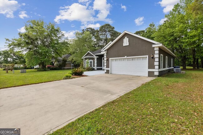 Building Photo - 3/2 open floor plan & large yard!