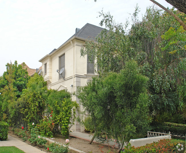 Building Photo - 451 N Oakhurst Dr