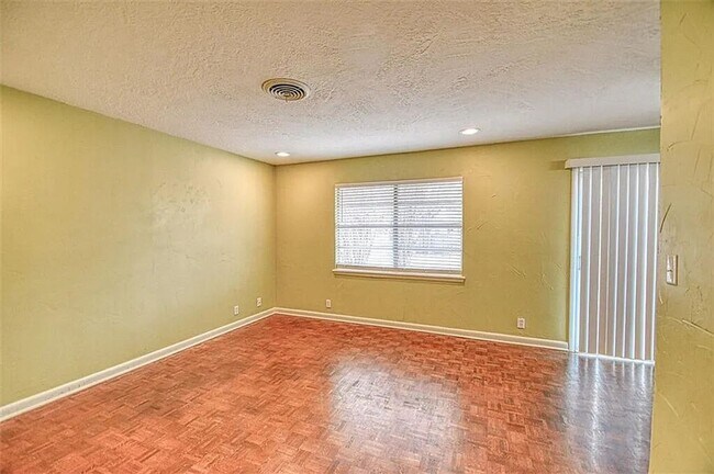 Foto del edificio - (3) Bed/(1.5) Bath Near Core Norman and OU...