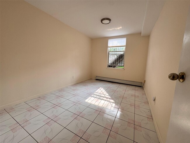 Foto del edificio - 89-06 70th Rd