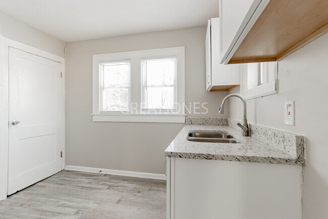 Building Photo - 3772 N Parker Ave