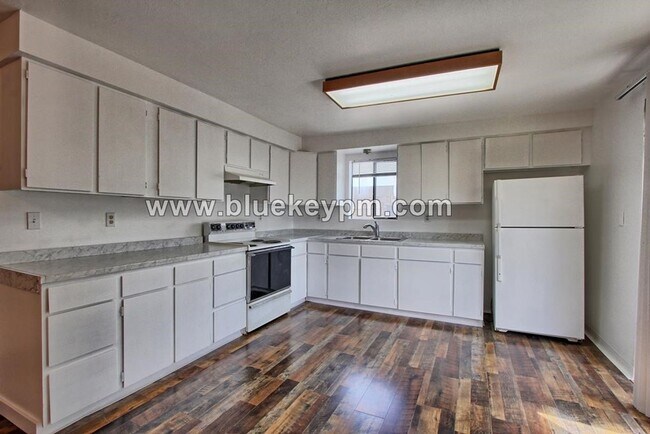 Photo - Upper Floor 1 Bed, 1 Bath Duplex Unit for ... House