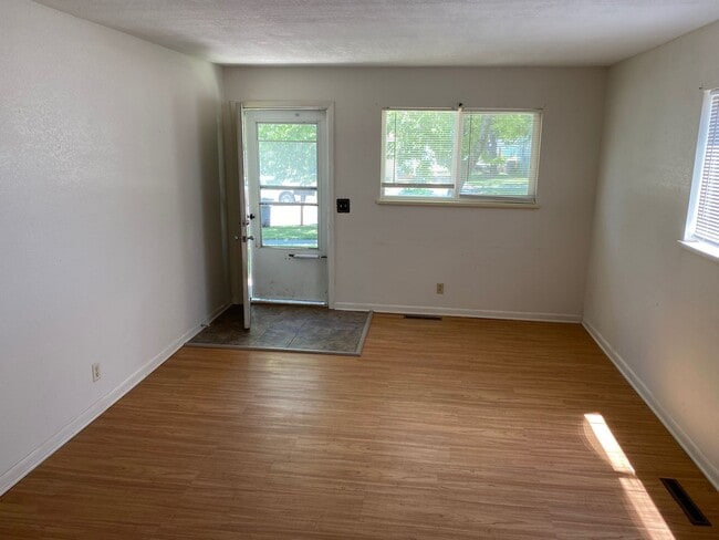 Building Photo - 1009 Cottonwood St