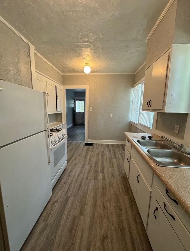 Foto del edificio - 1201 E Fox St