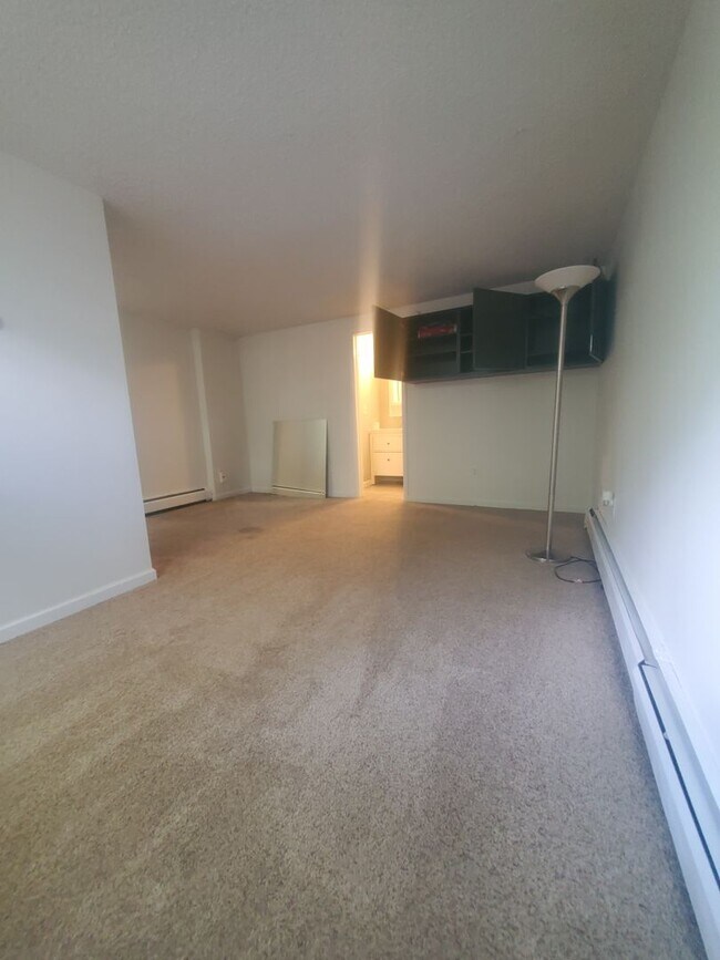 Foto del edificio - Large and Spacious One Bedroom Available A...