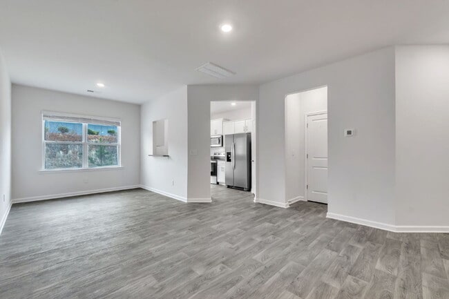 Building Photo - Beautiful 3 BR / 2.5 BA Townhome with Patio & Community Amenities $1,699/mo rent**