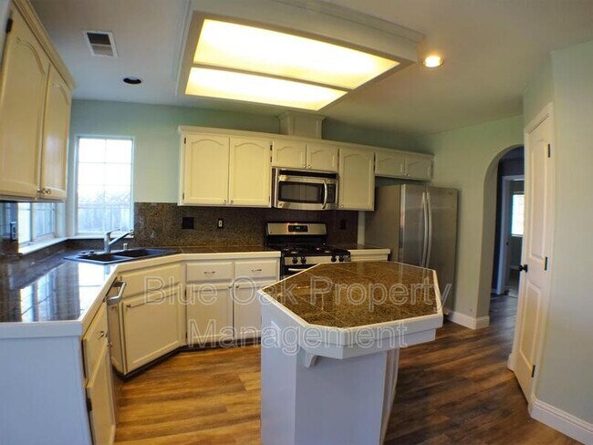 Foto del edificio - 612 W 6th Ave