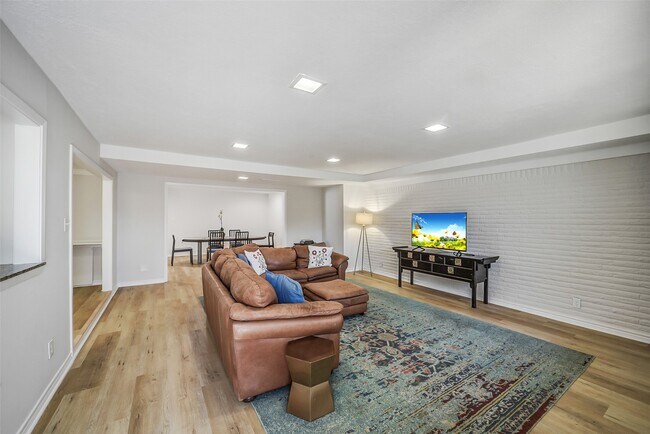 Building Photo - 6215 Queensloch Dr