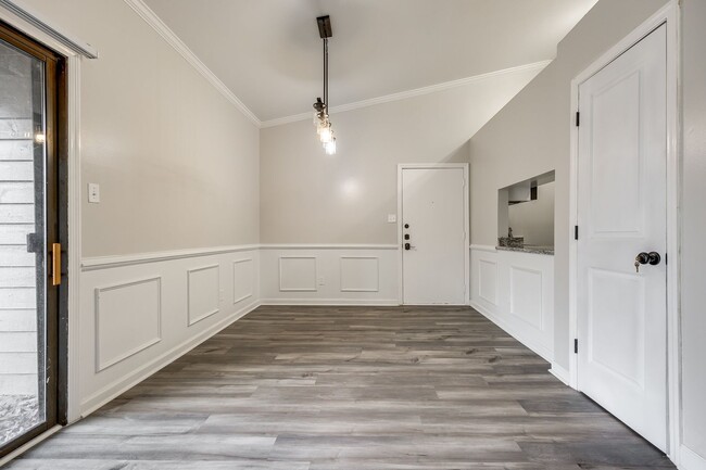 Building Photo - Beautifully remodeled one bedroom, one bat...