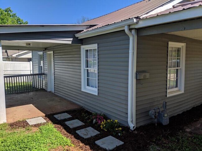 Foto del edificio - 1516 Oakwood Ave NE