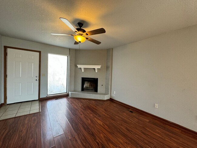 Building Photo - 3 bedroom 2 bath townhome for rent in NE OK