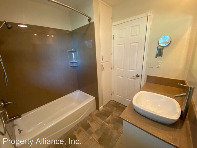 Building Photo - 2 br, 1.5 bath House - 1051 Harris Road