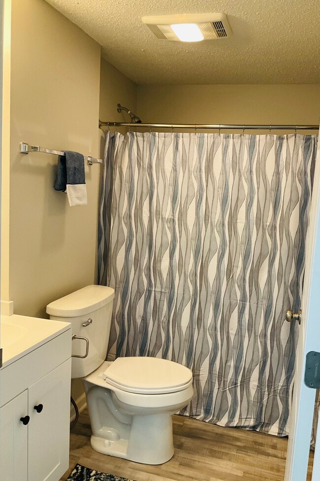 Shower - 982 Kingsbury Ct