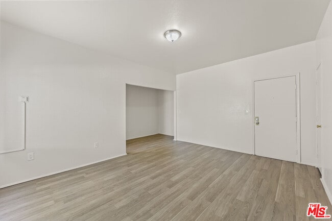 Building Photo - 842 W 83rd St