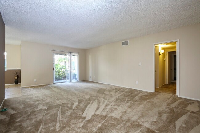 Building Photo - 220 E Live Oak St