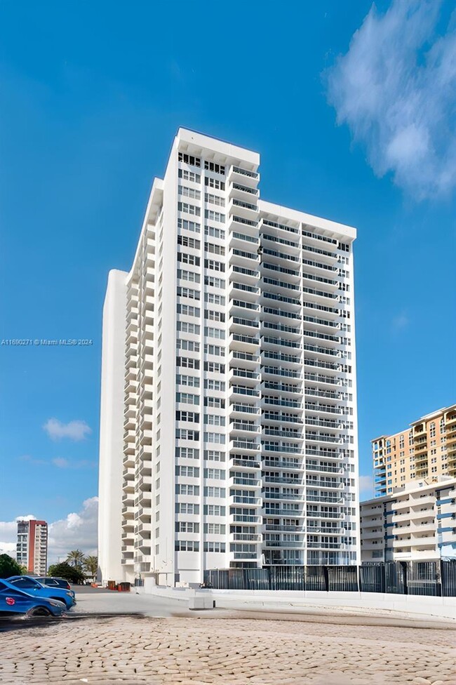 Building Photo - 3140 S Ocean Dr