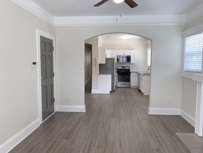 Building Photo - Charming 2-Bedroom Apartment in Prime SOHO...