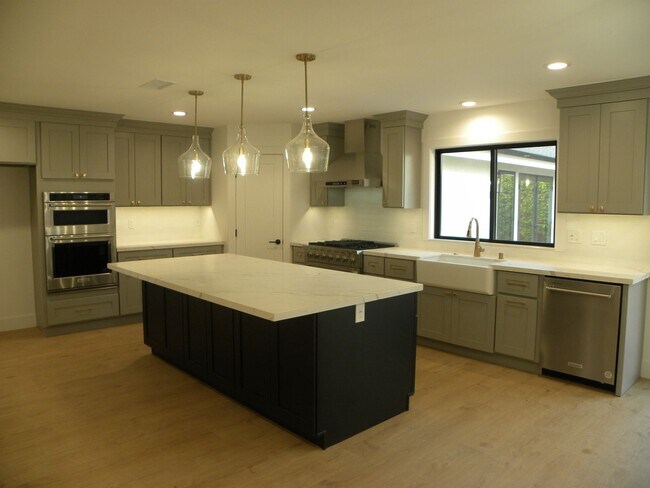 Building Photo - Beautiful fully remodeled  4 bd 3.0 bath h...