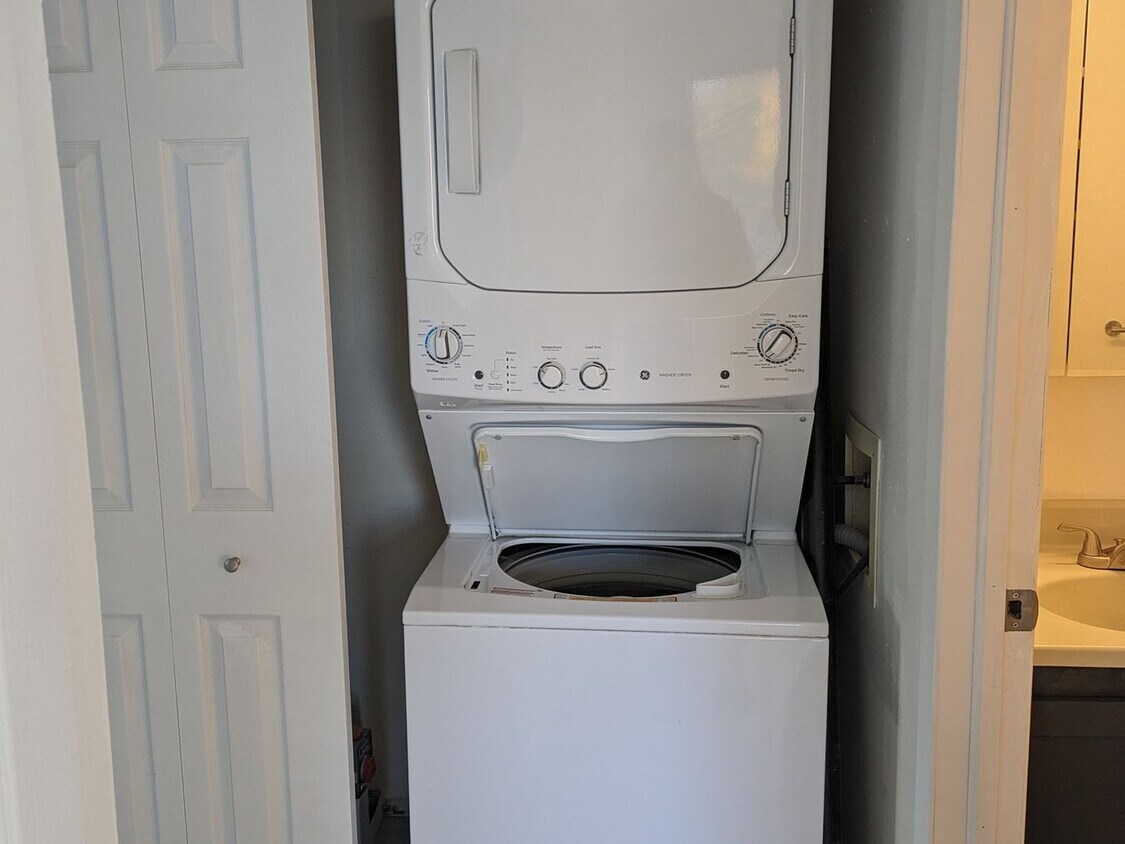 Foto del edificio - 2 Bedroom 2nd Floor Townhome in Lakewood