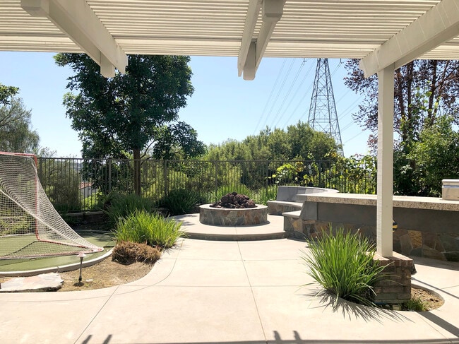 Great backyard for entertaining - 2 Cousteau Ln