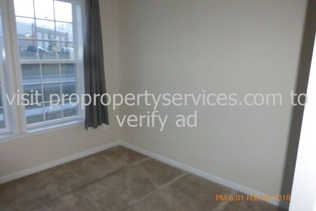 Building Photo - Beautiful Luxury Townhome Near Everything!