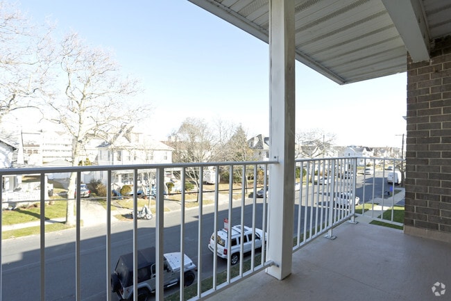 One Bedroom - Balcony - Mariner Apartments
