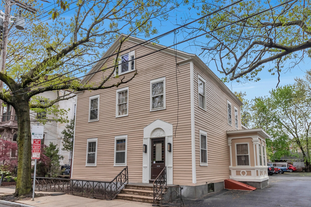 Primary Photo - 601 Chapel St