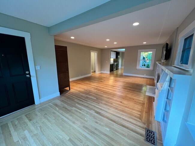 Building Photo - CHARMING TWO BED / ONE BATH HOME ONE BLOCK...