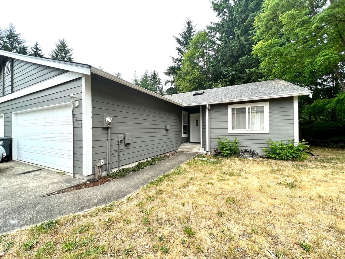 Primary Photo - Remodeled 3-Bedroom Duplex Home in North G...