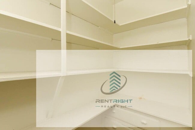 Building Photo - 1424 W Thome Ave