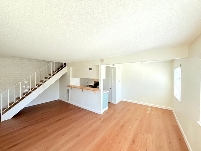 Foto del edificio - Fantastic Renovated 2 story - 2 bed + 1 ba...