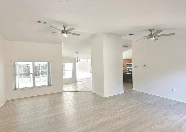 Foto del edificio - 826 Berry Hill Cir