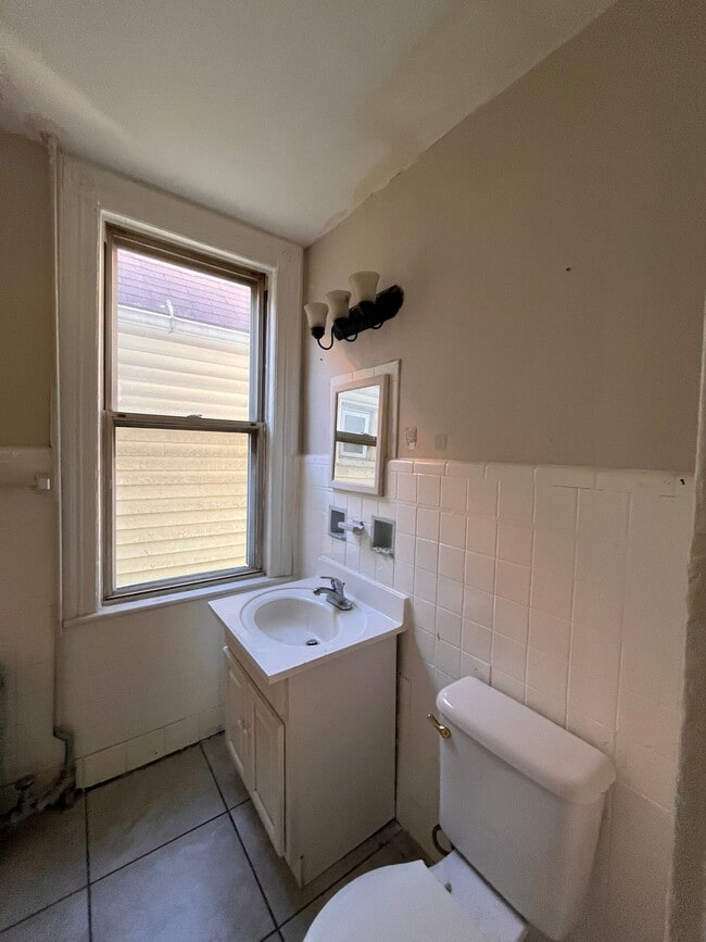 Building Photo - 76 Pearsall Ave