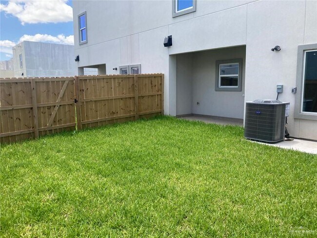 Building Photo - 2221 Dorado Dr