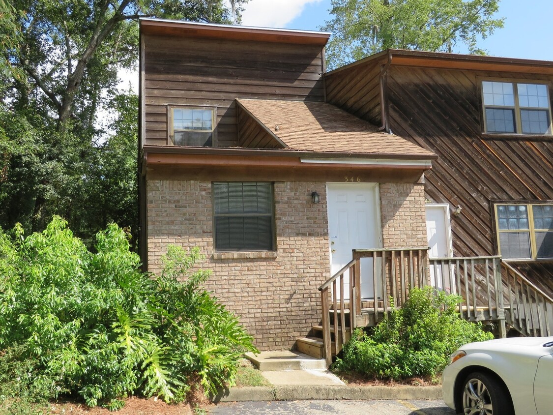 Primary Photo - 3 bedroom town home for rent across from F...