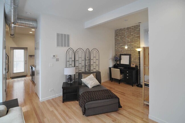 Foto del edificio - UK Village Brand New Large 1 Bedroom w/Central Heat & A/C, In-Unit Laundry. Free Internet