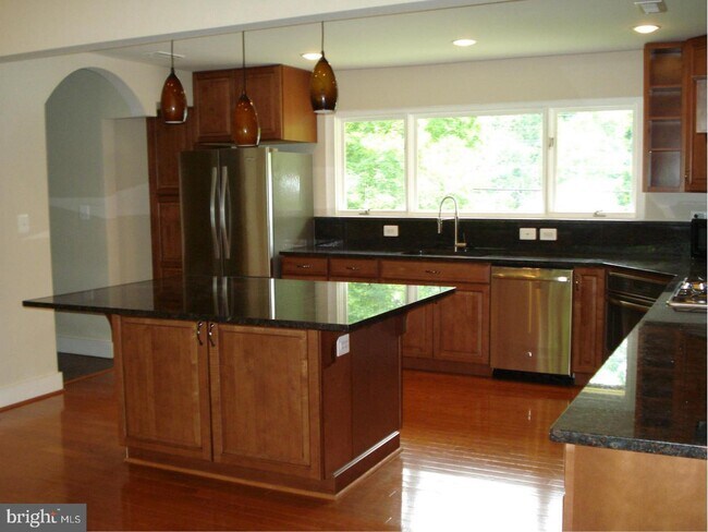 Foto del edificio - 3143 Juniper Ln