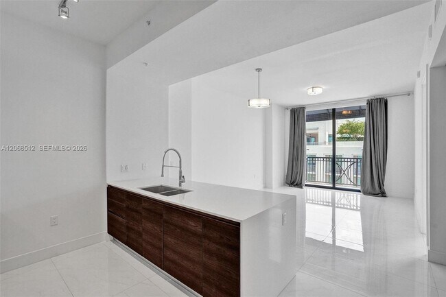Foto del edificio - 301 Altara Ave