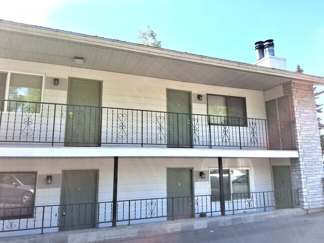 Building Photo - 2104 Roosevelt Dr