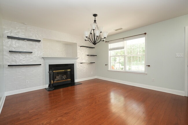 Building Photo - Spacious 3-bedroom, 2-bath home with a pri...