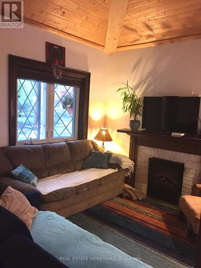 Building Photo - 63 Queensbury Ave