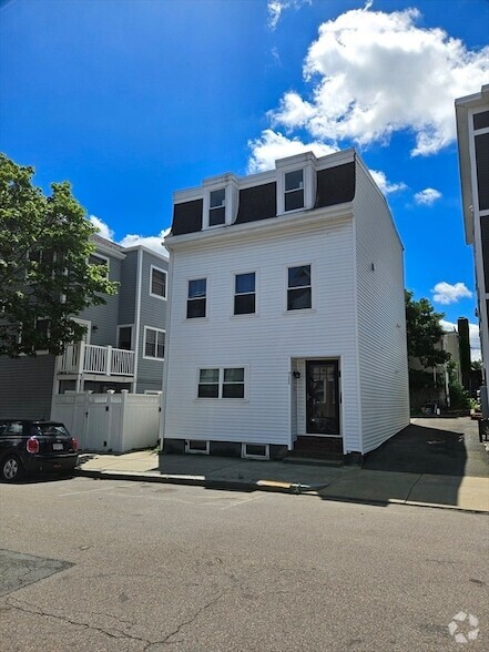 Building Photo - 711 E 7th St