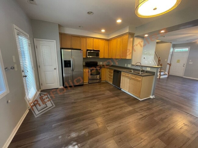 Building Photo - Great Location! 3 Story, 3 Bedrooms, 3.5 B...
