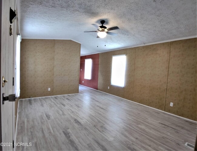 Building Photo - 9 Windsor Dr