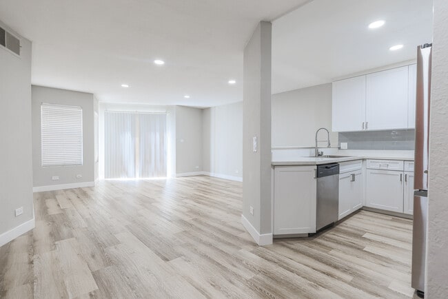 Building Photo - Monarch Apartments