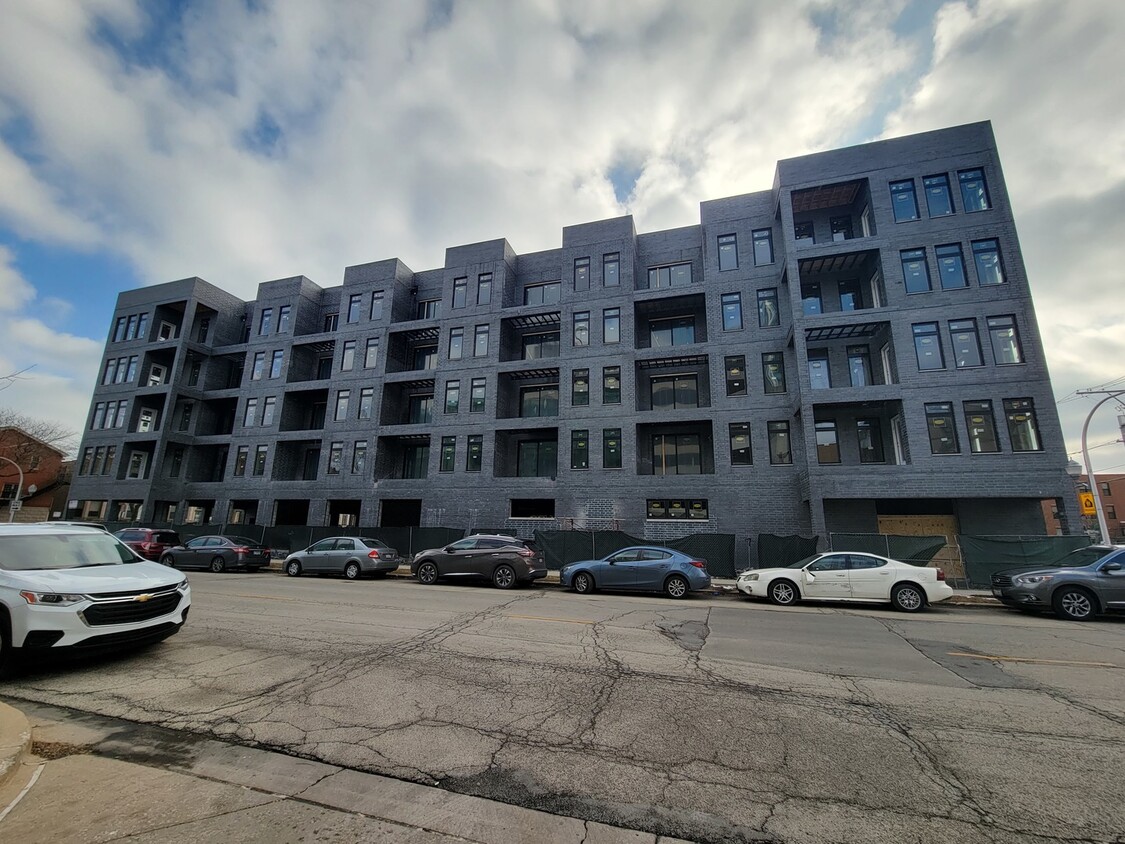 Primary Photo - 825 E 61st St