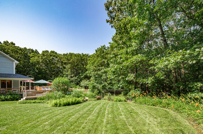 Building Photo - 8 Fairway Dr