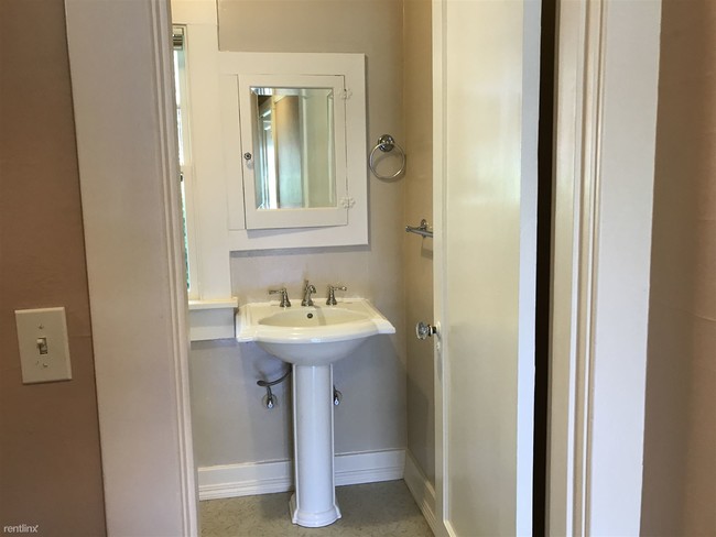Building Photo - Studio, 1 bath  - Aloha Garden Court Apt #5