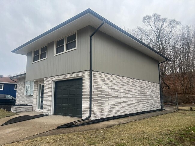 Building Photo - 8611 Lakewood Ave